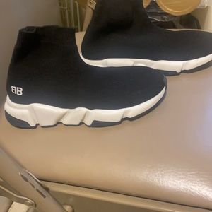 These are Balenciagas size 1 kids selling $100